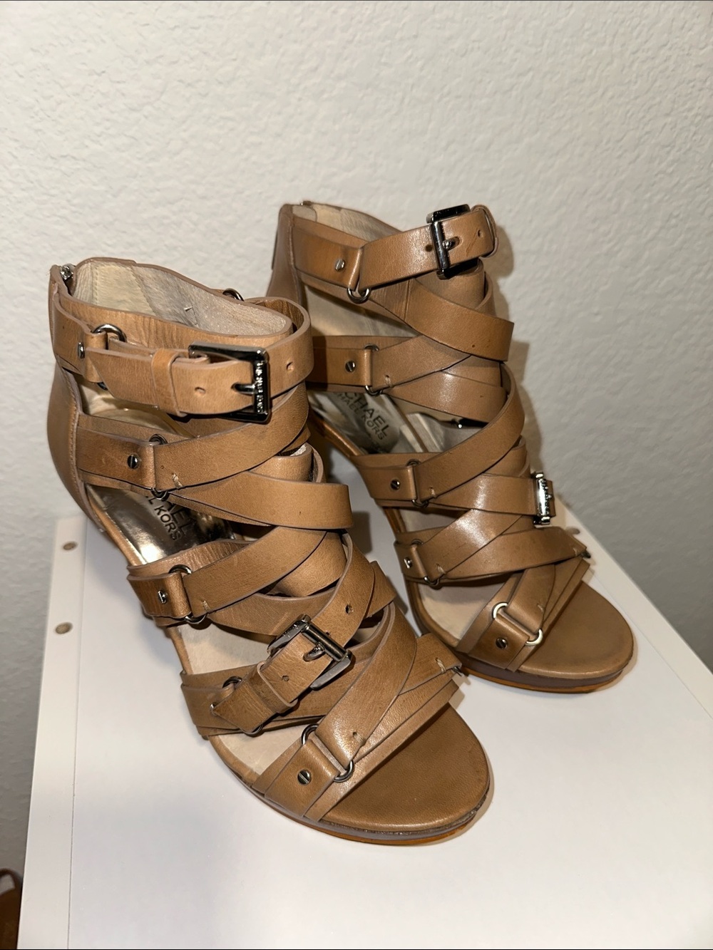 Michael Kors beige 6.5 M Beige all leather
